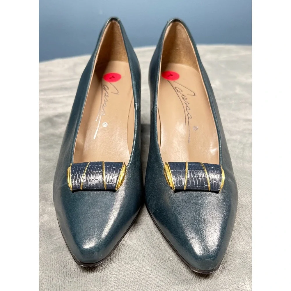 Caressa Pumps Womens 7N Navy Blue Leather Heels Gold Bow Buckle Career